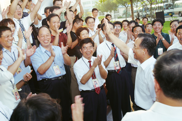 2005年9月12日，中共中央政治局黨委、國務院總理溫家寶視察我校