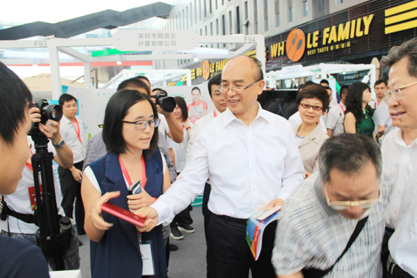 2015年10月21日，深圳市長許勤對我校參展2015大眾創業萬眾創新活動周的創客項目十分贊賞。