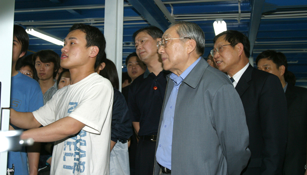 2005年3月28日，李嵐清同志再次視察我校