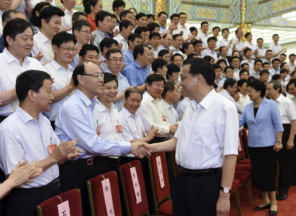 2014年6月23日，全國職業教育工作會議在北京召開。中共中央政治局常委、國務院總理李克強和劉洪一等會議代表握手。